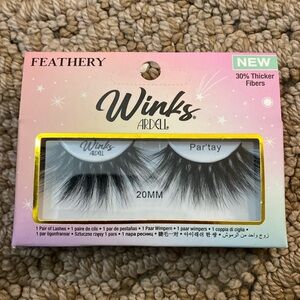 Winks 20mm lashes. Very full 30% thicker fibers.